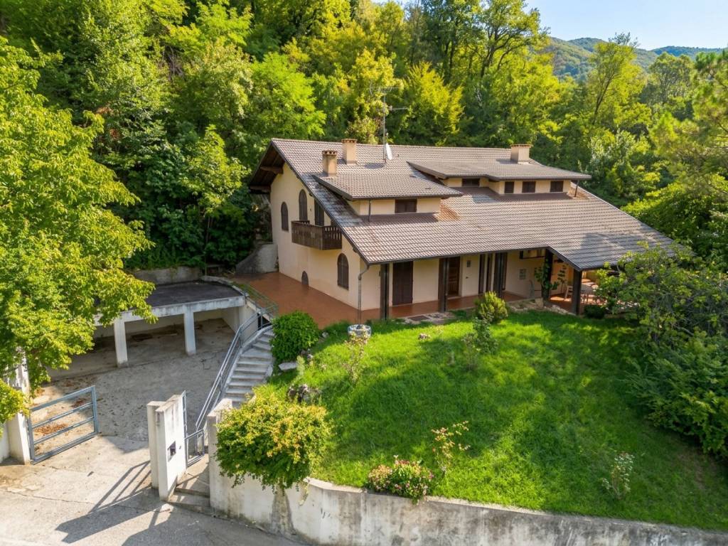 Villa panoramica con parco di 1.300 m² a Solagna
