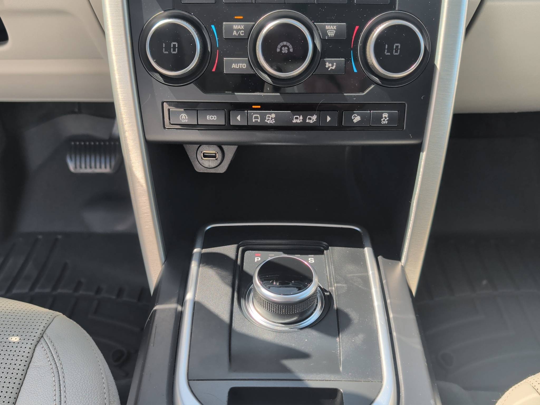 2018 LAND ROVER DISCOVERY SPORT HSE • CLEAN CARFAX • 4WD 118K MILES • 2.0L TURBO • HSE LUXURY SUV • 9-SPEED AUTOMATIC  🚙 CLEAN CARFAX • 118,642 MILES • 4WD • 2.0L TURBOCHARGED I4 • HSE • WHITE EXTERIOR Thumbnail