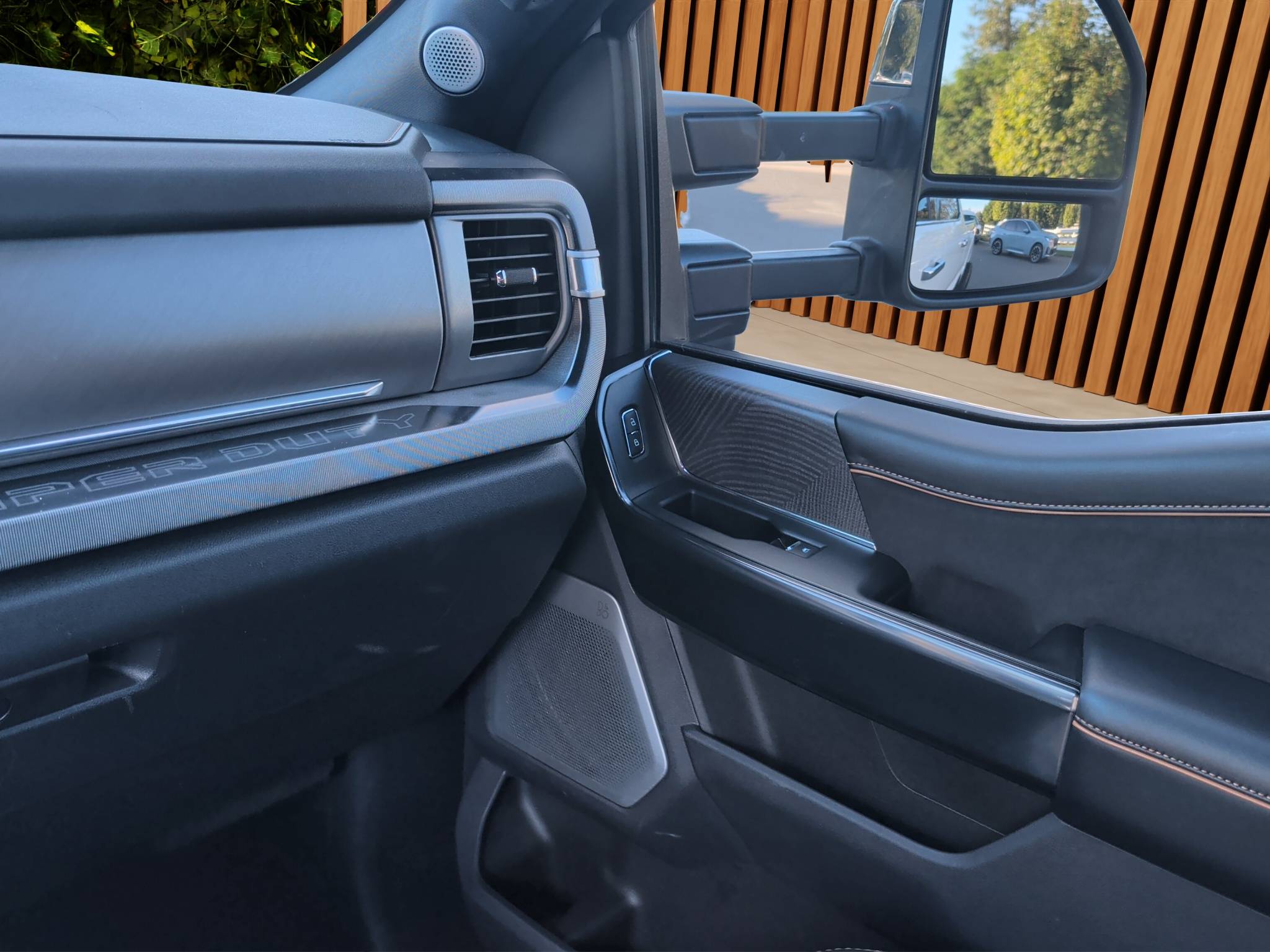 2024 Ford F-350SD Platinum Thumbnail