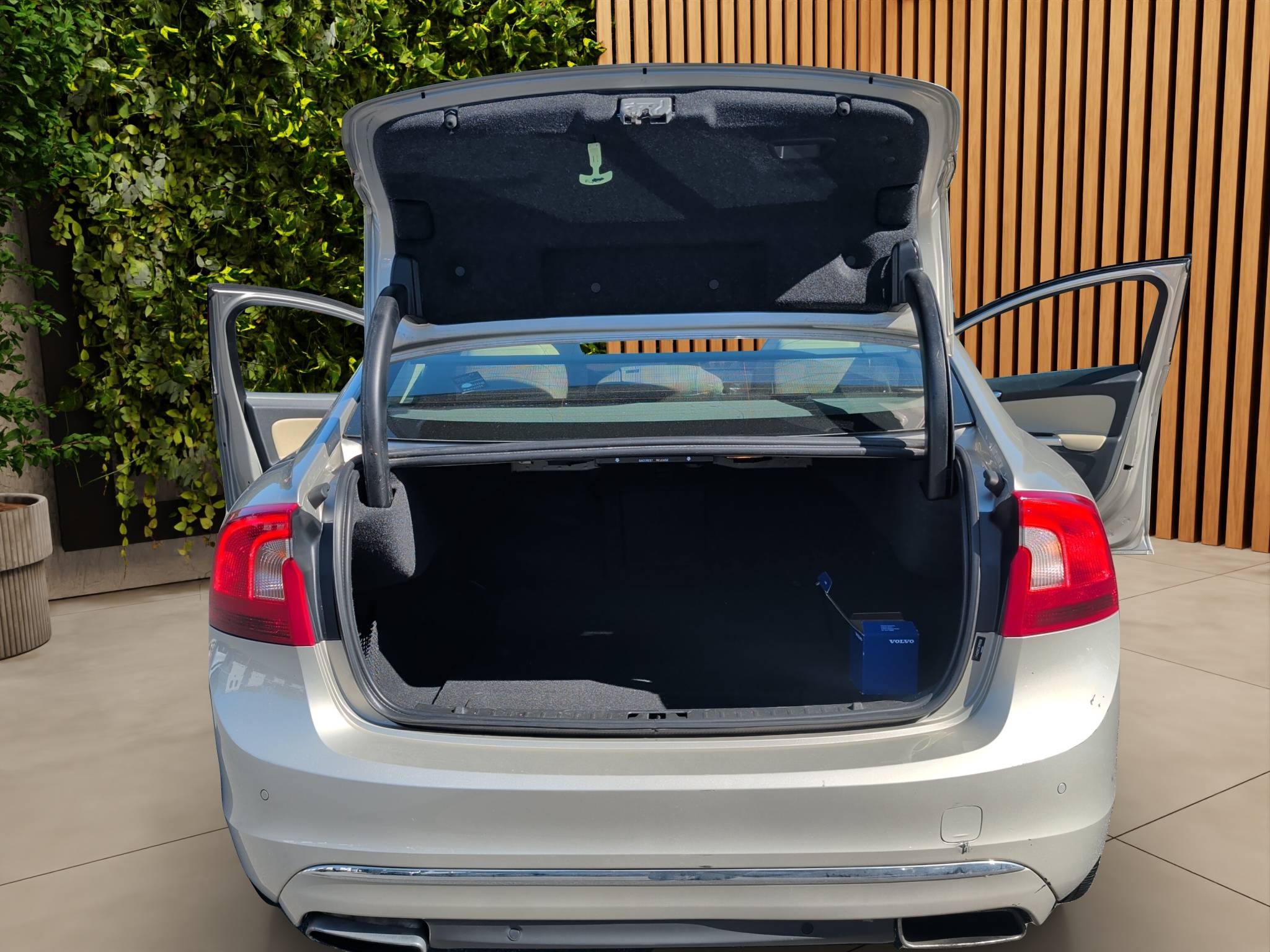 2018 VOLVO S60 INSCRIPTION T5 — LUXURY MEETS VALUE! 1 OWNER • TURBOCHARGED PERFORMANCE • AS-IS DEALER SPECIAL Thumbnail