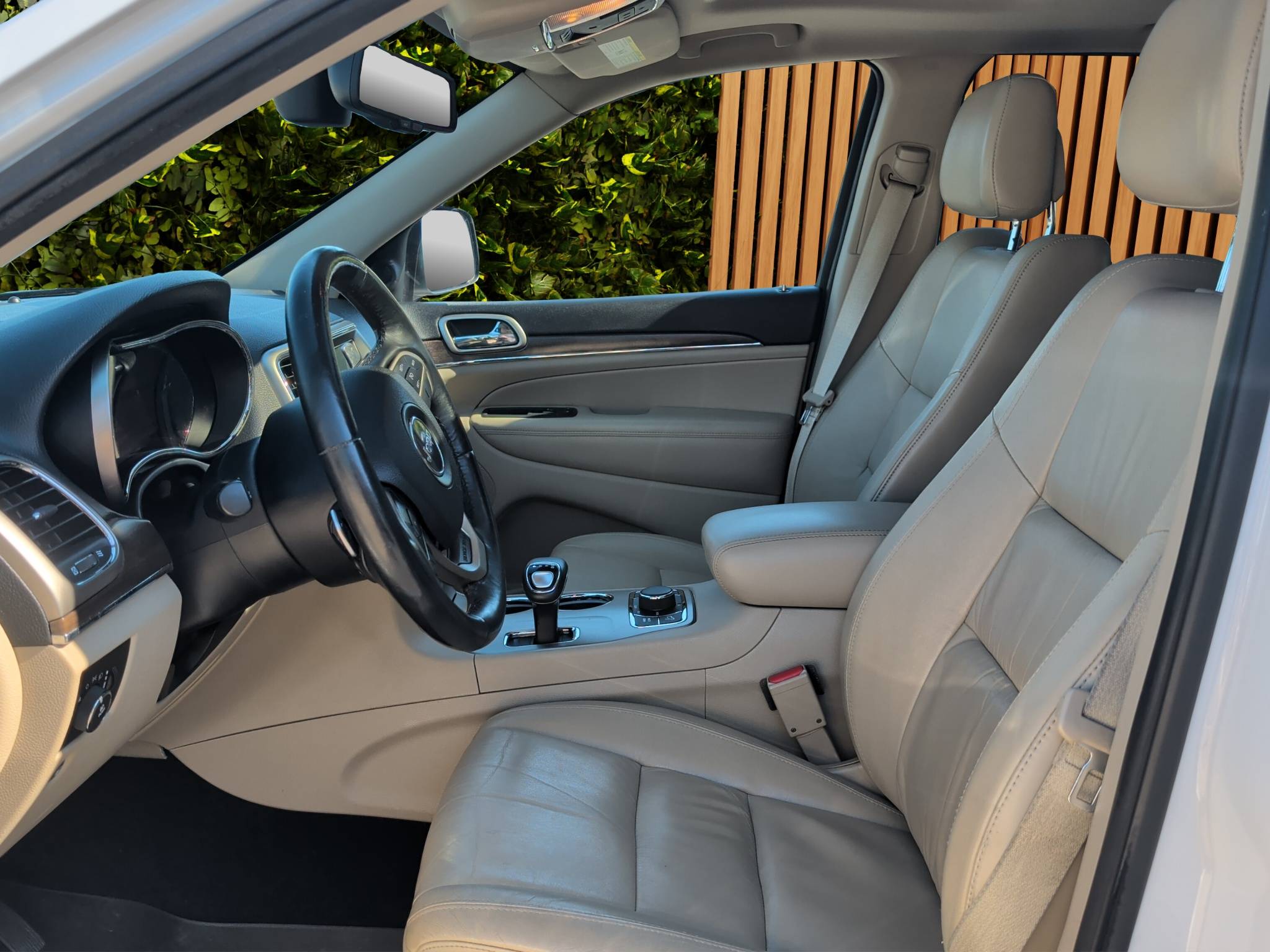 2014 JEEP GRAND CHEROKEE LIMITED • LUXURY 4WD SUV  118,470 MILES • 3.6L V6 • 4WD • 8-SPEED AUTOMATIC • CLEAN CARFAX Thumbnail