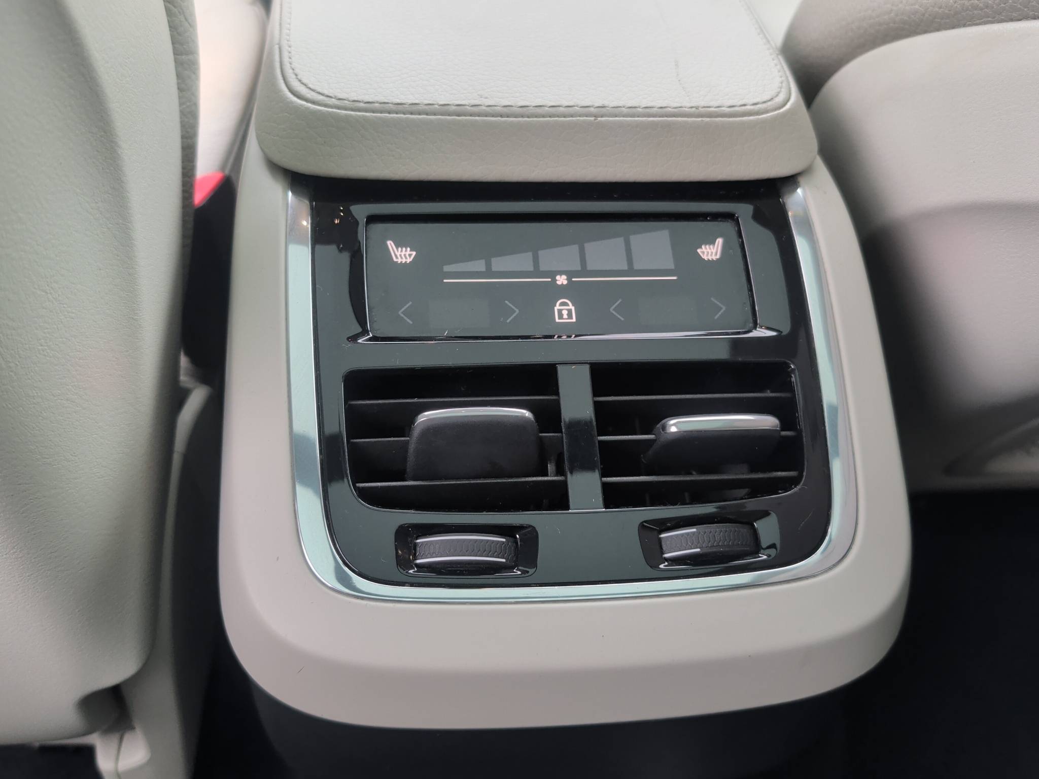 2020 VOLVO XC90 T6 MOMENTUM AWD  65,542 MILES • CLEAN CARFAX • ALL-WHEEL DRIVE Thumbnail