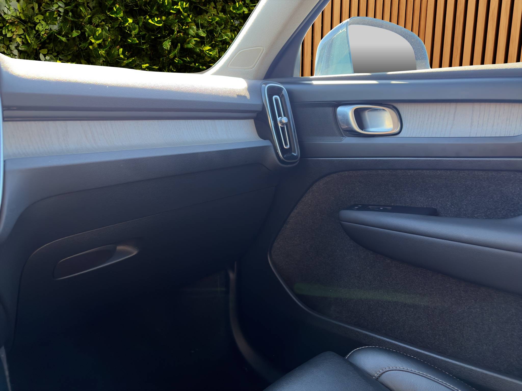 2023 Volvo XC40 Thumbnail