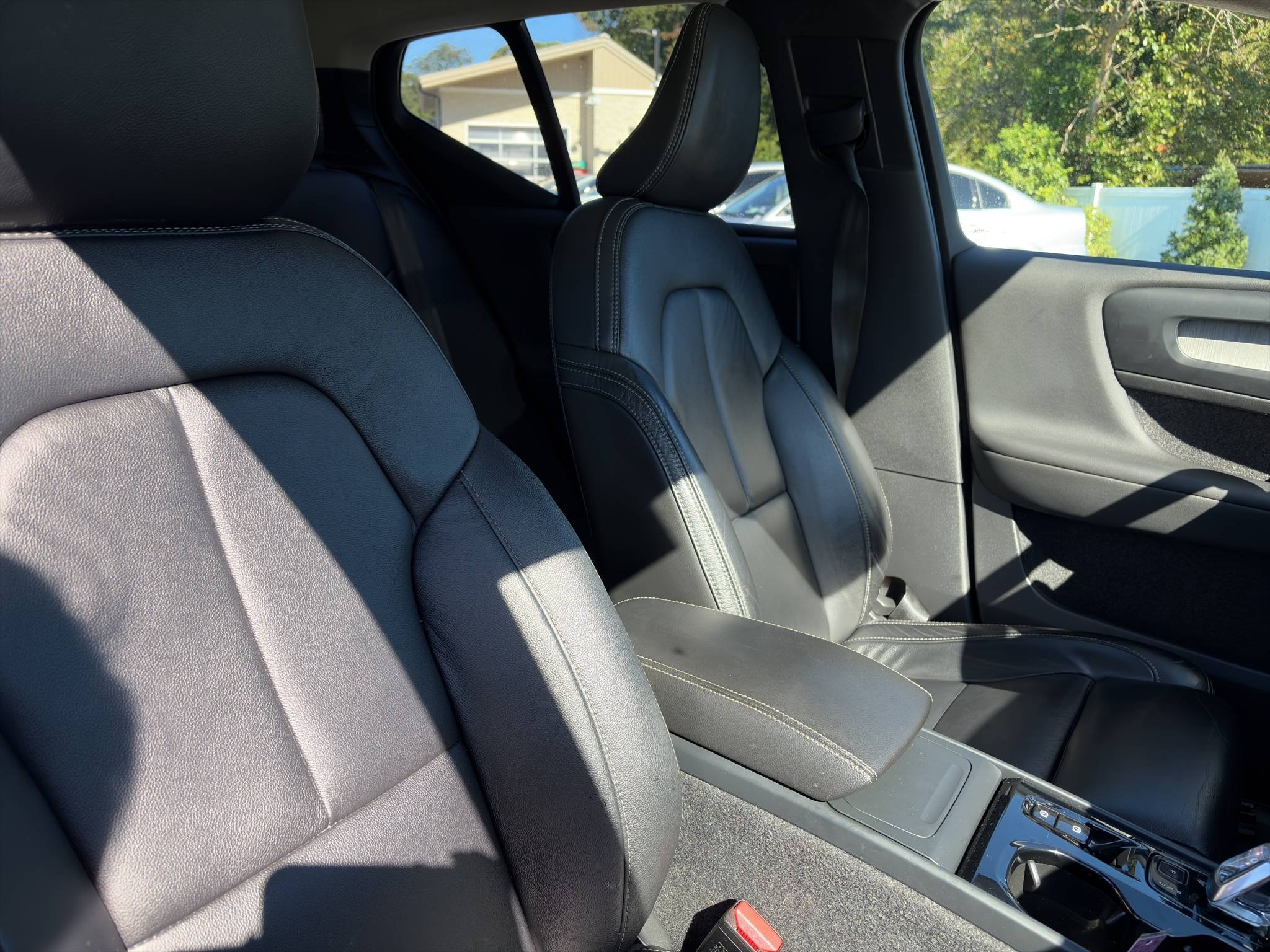2023 Volvo XC40 Thumbnail