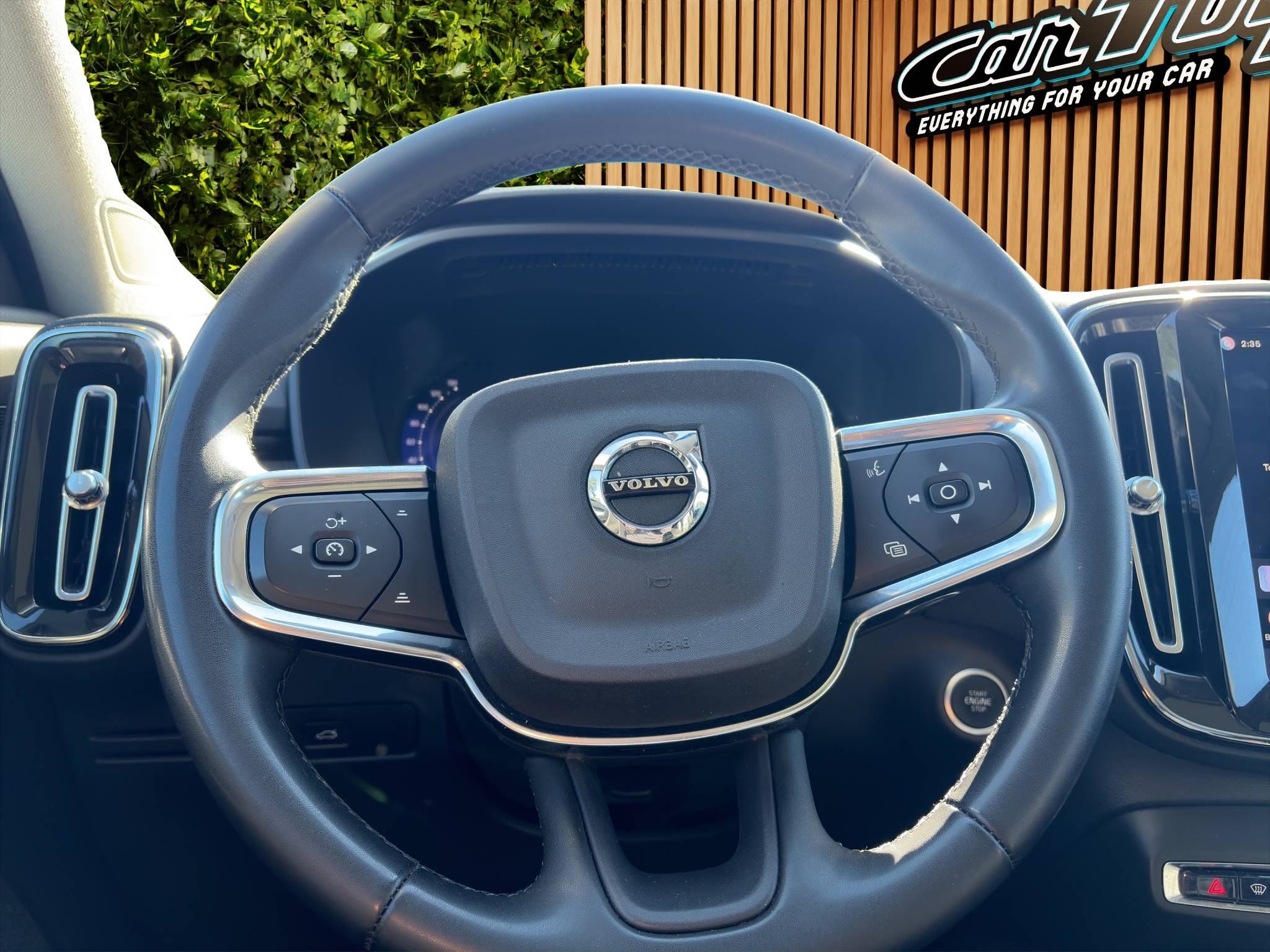 2023 Volvo XC40 Thumbnail